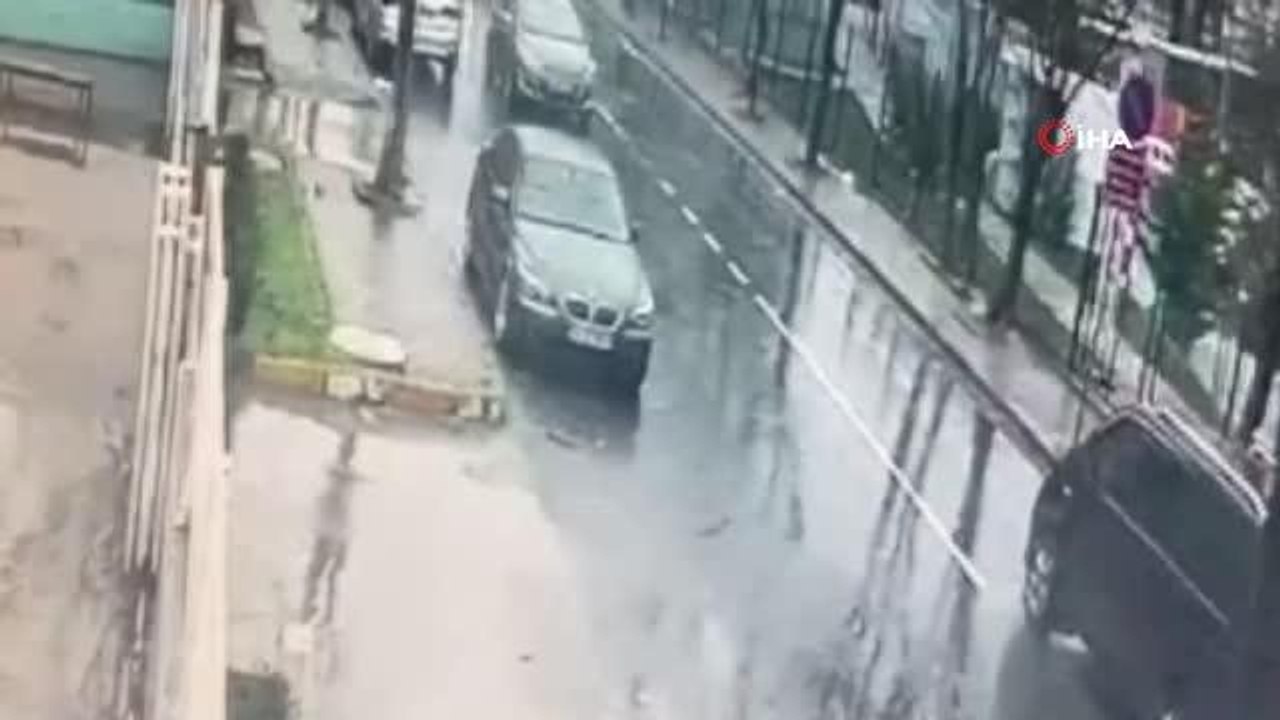 Beylikdüzü'nde düz yolda ağaca çarpıp takla attı... O anlar kamerada