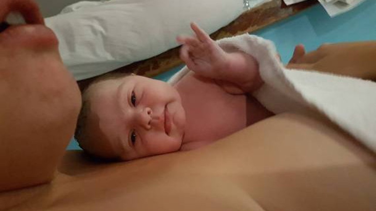 Ce bébé tout juste né annonce à son père que tout va bien