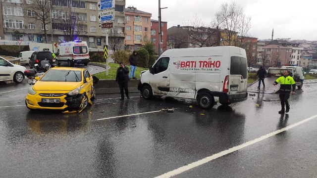 Sultangazi'de ticari taksiyle panelvan araç çarpıştı: 4 yaralı