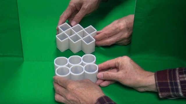 L'illusion au miroir : des cercles se transforment en carrés devant un miroir. Les internautes deviennent fous !