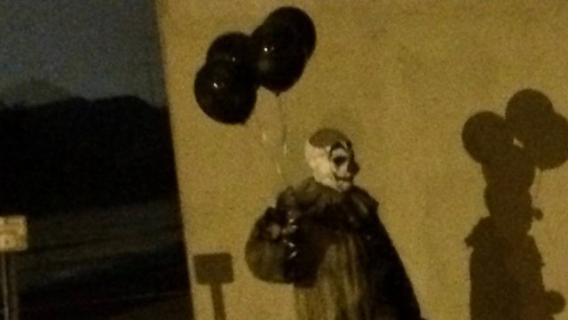 Un clown se promène dans la rue et fait flipper une ville entière