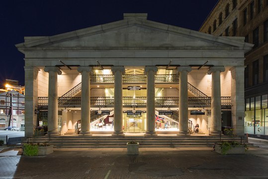 Ce centre commercial semble abandonné. Mais quand on entre à l'intérieur, on ne sait plus où donner de la tête !