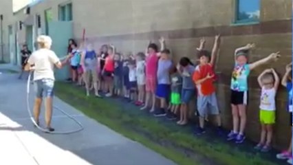 Cette prof oblige ses élèves à s'aligner contre un mur pour les asperger d'eau froide. Mais la raison est géniale !