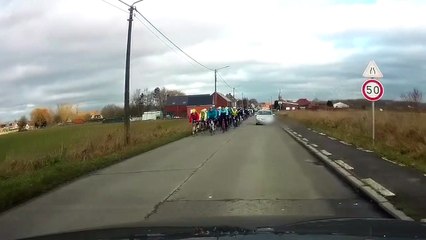Peloton de cyclistes VS voiture