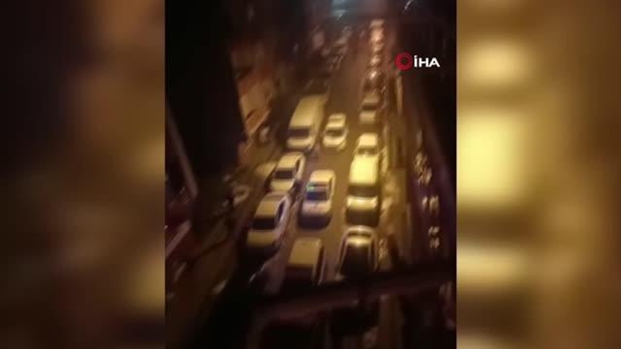 Son dakika haber: Sultangazi'de bomba gibi patlayan yer altı kabloları paniğe neden oldu