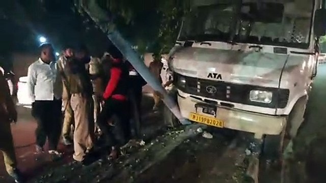 अनियंत्रित सिटी बस डिवाइडर पर चढ़ पोल से टकराई
