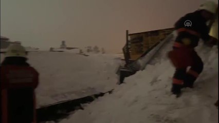 Kar nedeniyle apartmanın teras katının ahşap çatısı çöktü