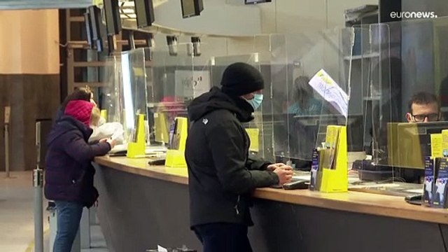Italia, stretta anti Covid: sì alle mascherine all'aperto, no alle discoteche