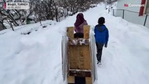 شاهد: الثلوج تحول شوارع بينكل التركية إلى حلبات تزلج حقيقة