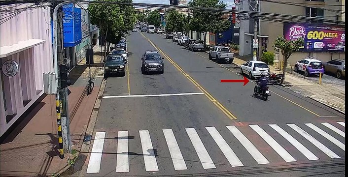 Polícia divulga imagens de suspeito que atropelou e matou idosa em Araxá