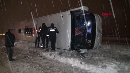 TOKAT'TA YOLCU OTOBÜSÜ DEVRİLDİ 13 KİŞİ YARALANDI - 3