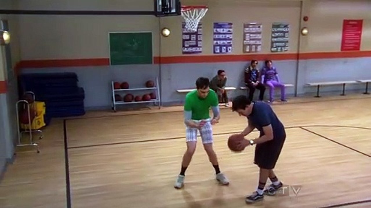 The Big Bang Theory Saison 5 - Sheldon vs. Kripke match de basketball (EN)
