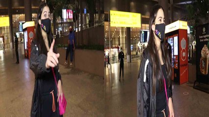 Sara Ali Khan मुम्बई एयरपोर्ट पर हुईं स्पॉट, Media को देख तेज तेज चलने लगीं | FilmiBeat