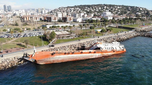 Maltepe Sahilde tehlikeli eğlence: Yan yatan gemi çocukların oyun alanına döndü