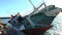 Maltepe Sahilde tehlikeli eğlence: Yan yatan gemi çocukların oyun alanına döndü