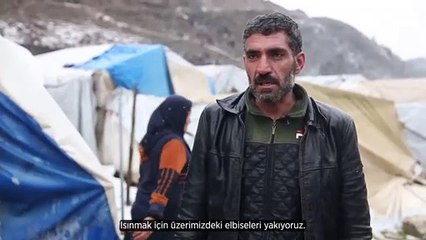 İdlib'deki kamplarda siviller geceleri ısınmak için kıyafetlerini yakıyor