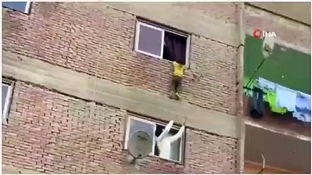 Yürekleri ağza getiren görüntü! 3. kattan düşmek üzere olan çocuk son anda kurtarıldı