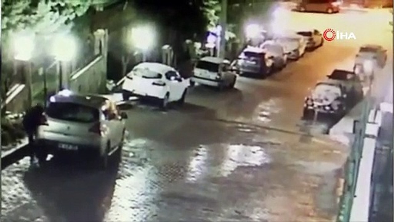 Bursa’da aracının el frenini çekmeyi unuttu! Rampa aşağıya giden aracı tutarak durdurdu