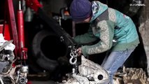 Siria: Ibrahim, il meccanico di 13 anni che aiuta la famiglia, lavorando 12 ore al giorno
