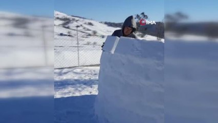 Eskimo evinde sıra gecesi... 4 günde yaptılar, kapılarından misafir eksik olmuyor