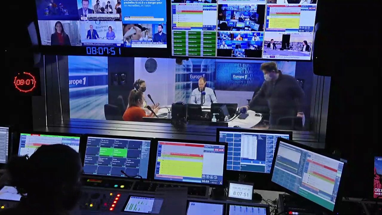Ukraine : des civils apprennent le maniement de...
