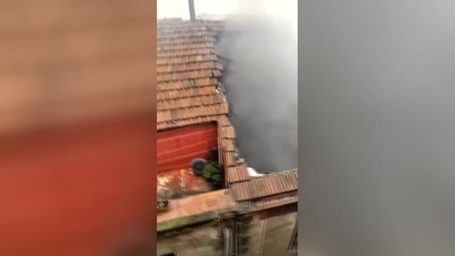 Dos intoxicados en el incendio de una nave en Vilasar, Barcelona
