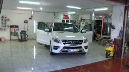 Oto yıkamacı kız kardeşler işlerini severek yapıyor