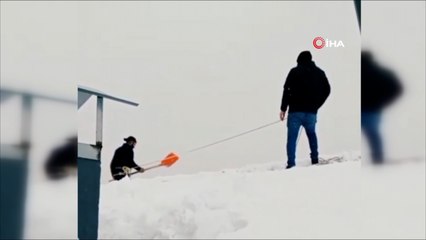 14 katlı binada tehlikeli kar temizliği