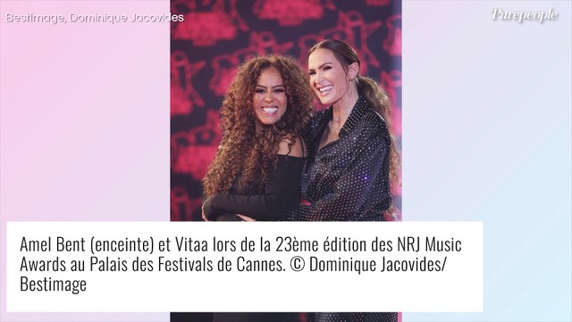 Amel Bent enceinte et canon en combinaison noire moulante, Vitaa approuve