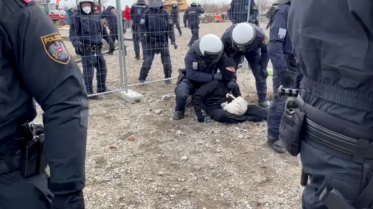 Erste Festnahmen bei Räumung der besetzten Stadtstraßen-Baustelle