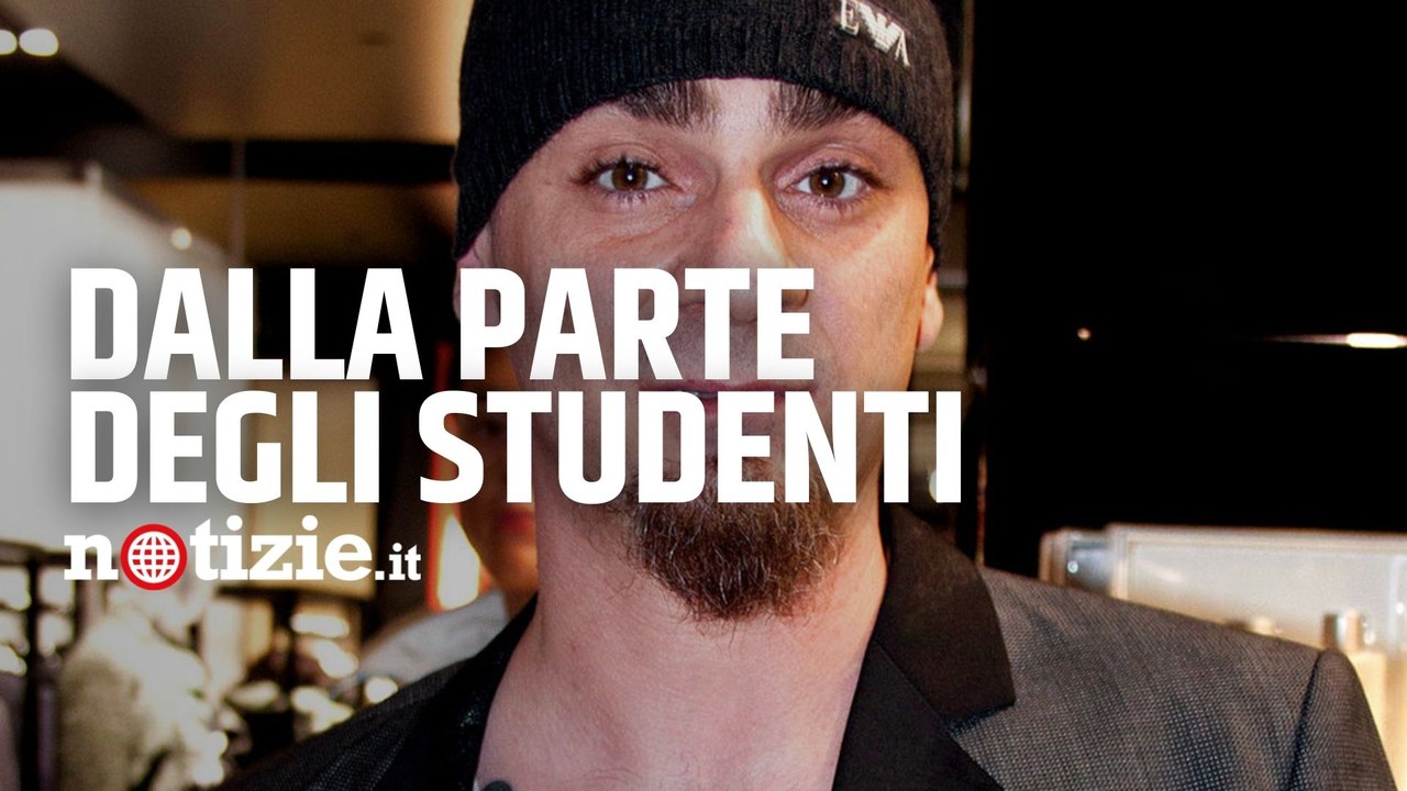 J Ax sulle proteste degli studenti: "Manifestano per le morti bianche e vengono manganellati"