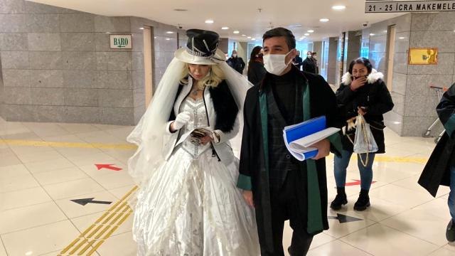 Son dakika... 'Sanal aşk oyunu' davasında 'Sisi' lakaplı Seyhan Soylu, duruşmaya gelinlikle geldi