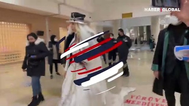 Sisi lakaplı Seyhan Soylu sanık olduğu duruşmaya gelinlikle katıldı