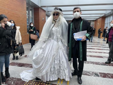 Sisi lakaplı Seyhan Soylu sanık olduğu duruşmaya gelinlikle katıldı