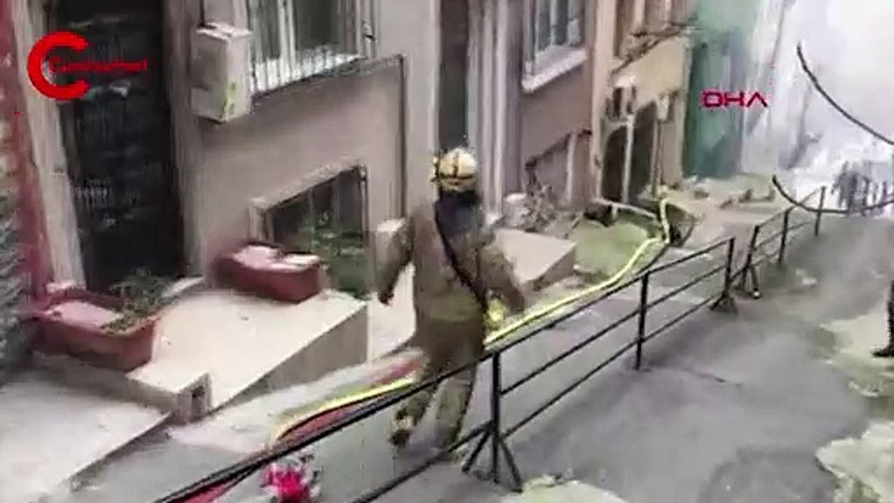 Beyoğlu’nda korkutan yangın: İtfaiyeye hatalı park engeli