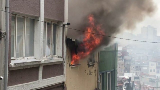 Beyoğlu’nda yangında mahsur kalanları itfaiye kurtardı