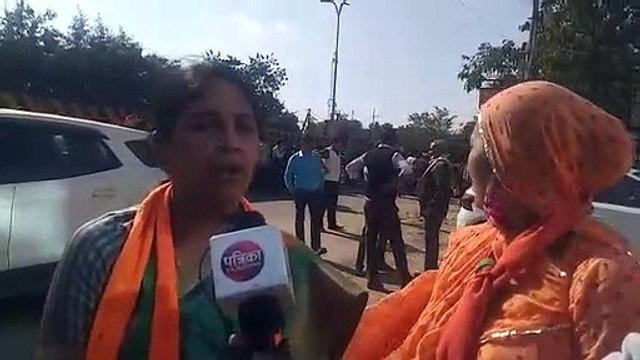 बैरिकेट्स तोड़कर मुख्यमंत्री आवास कूच कर रहे भाजयुमो कार्यकर्ताओं पर पुलिस का लाठी चार्ज