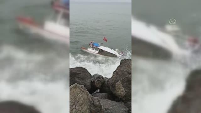 Kayığı alabora olan amatör balıkçı kayalara çıkarak kurtulmayı başardı