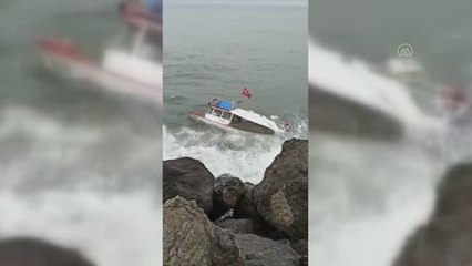 Kayığı alabora olan amatör balıkçı kayalara çıkarak kurtulmayı başardı