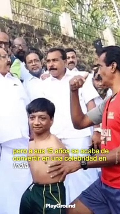 Atraviesa un río a nado