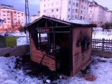 Kulübede ısınmak için ateş yaktılar, söndüremeyince kaçtılar-Güvenlik kulübesini yakan 3 kişi yakalandı