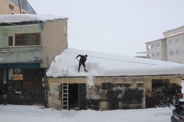 KARLIOVA'DA 30 KÖY YOLU KARDAN KAPANDI