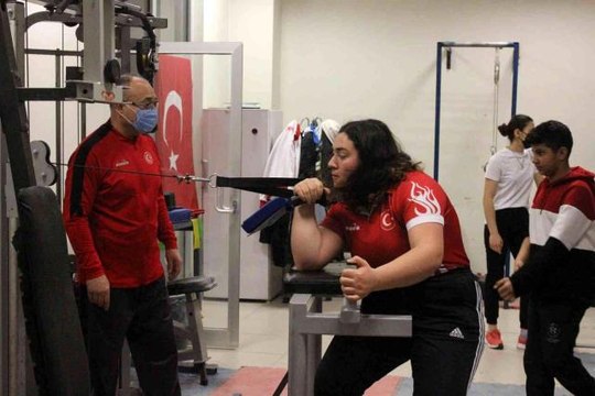 Kilis'ten Bilek güreşinde Avrupa ve Dünya şampiyonalarına katılarak altın madalya ile dönen sporcular destek bekliyor