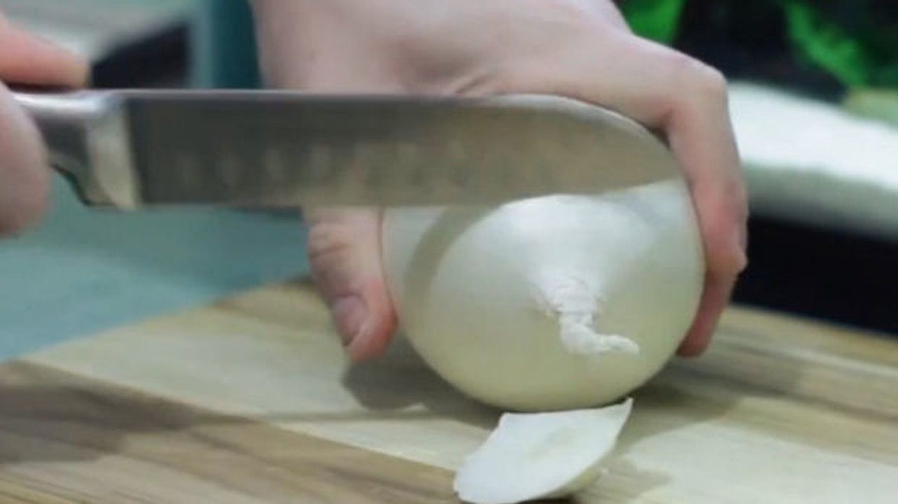 Hier ist eine sichere Technik, um beim Zwiebelschneiden keine Tränen mehr zu vergießen!