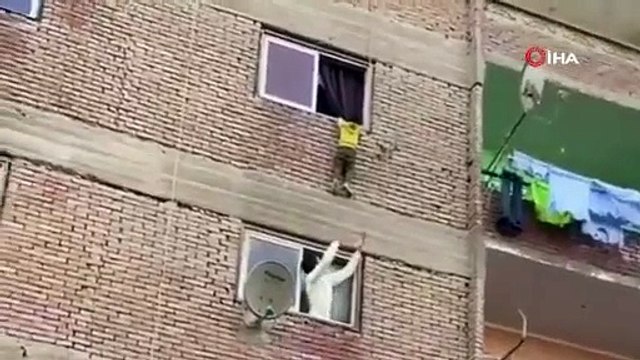 Üçüncü kattan düşmek üzere olan çocuğu tek elle böyle kurtardı