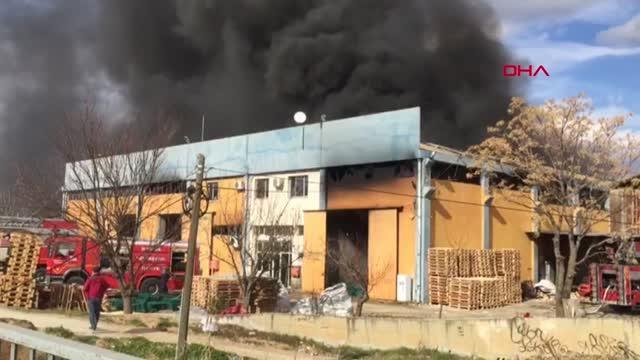 Son dakika haber... ALAŞEHİR'DE PLASTİK KASA FABRİKASINDA YANGIN