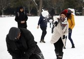 Ankara Üniversitesinin akademisyen ve öğrencileri kartopu oynadı