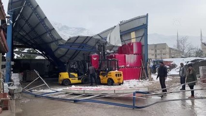 Kar biriken deponun çatısı çöktü