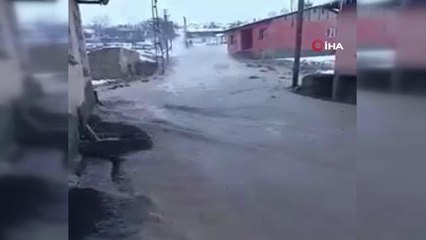 Patlayan boru nedeni ile evleri su bastı, yollar göle döndü