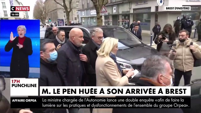 Incident - La candidate RN à l'élection présidentielle Marine Le Pen huée par des militants d'extrême gauche lors de son arrivée à l’hôtel de police de Brest - VIDEO